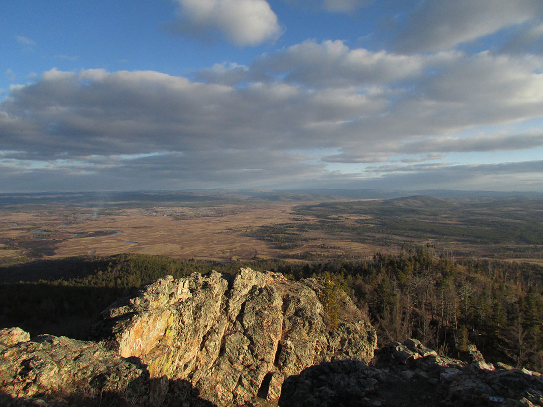 Вид с вершины главного останца на юг - в долину р. Блудная